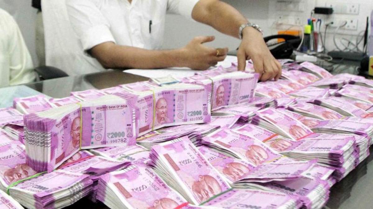 Mumbai: Rs 25 lakh in Rs 2000 notes seized from airport